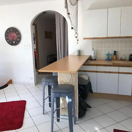 아파트 Flat In A Unique Location 30 M From The With Terrace And Garden 카르나크
