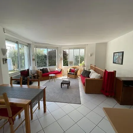 아파트 Flat In A Unique Location 30 M From The With Terrace And Garden 카르나크
