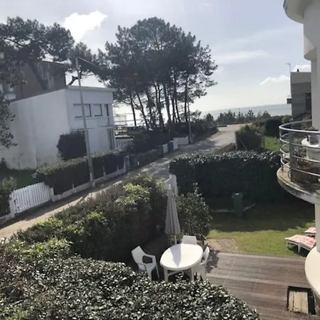 아파트 Flat In A Unique Location 30 M From The With Terrace And Garden 카르나크